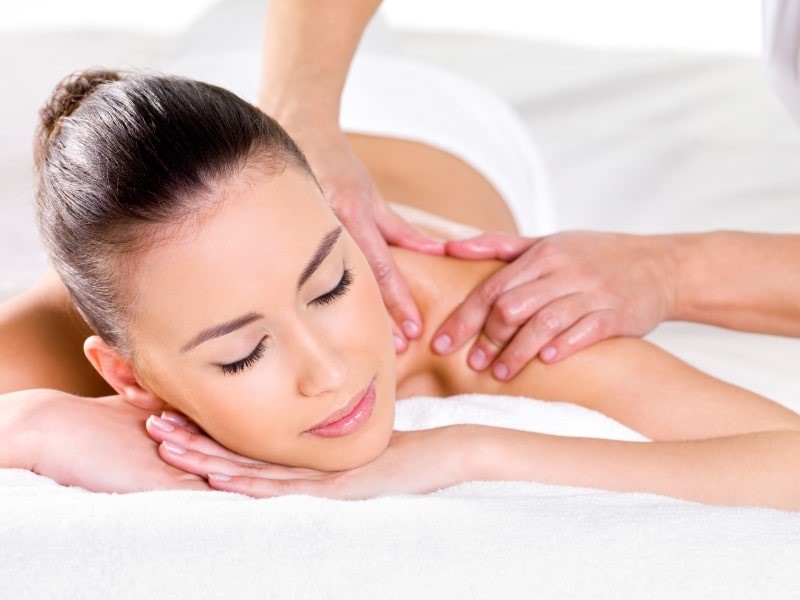 Khi nào cần đến massage trị liệu cổ vai gáy?